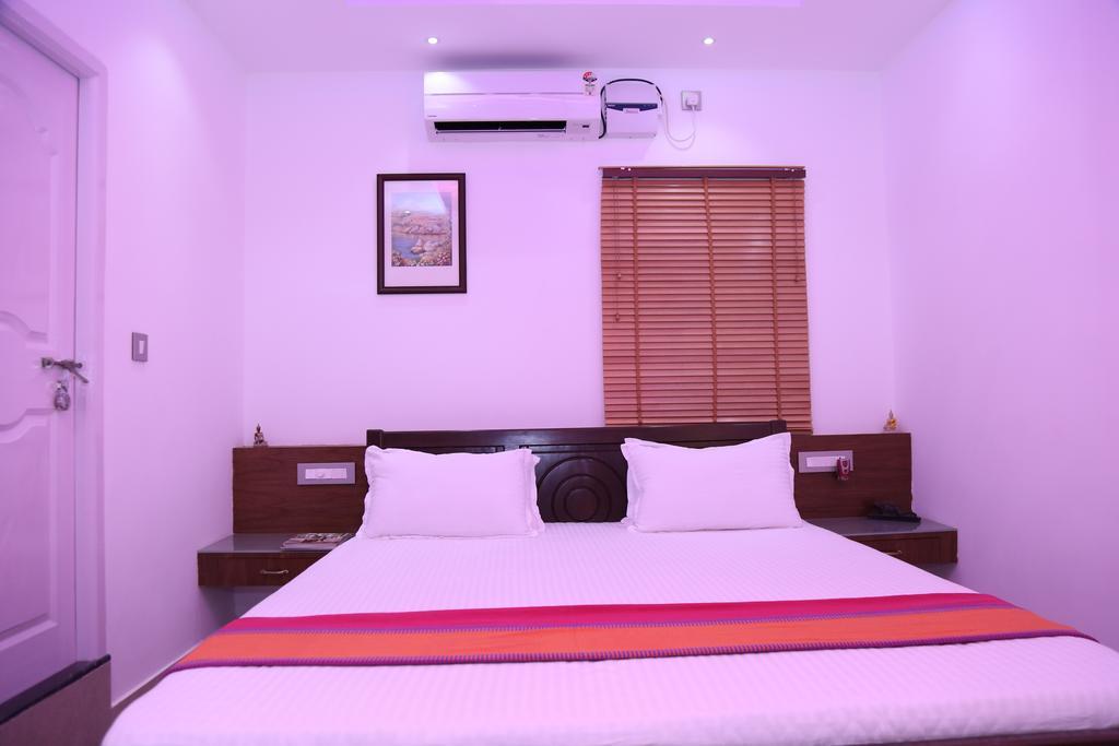 Hotel Mudra Midtown Suites & Rooms Kalasa Экстерьер фото